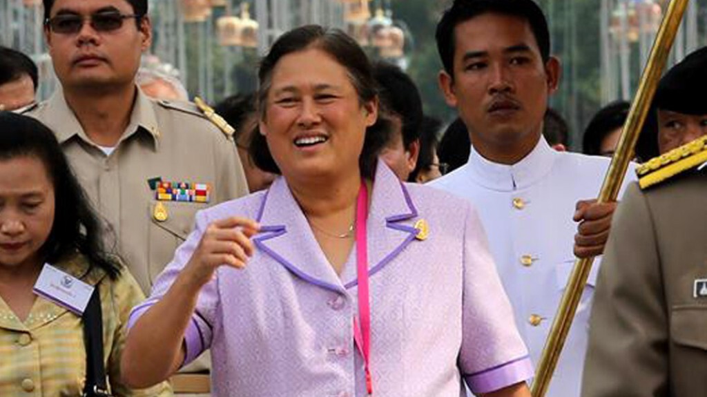 ทรงห่วงอากาศร้อน"นักเรียน"ทนเรียนไม่ไหว "พระเทพฯ"รับสั่งอย่าสร้างอาคารชั่วคราวเตี้ย ทรงห่วงอากาศร้อน"นักเรียน"ทนเรียนไม่ไหว "พระเทพฯ"รับสั่งอย่าสร้างอาคารชั่วคราวเตี้ย