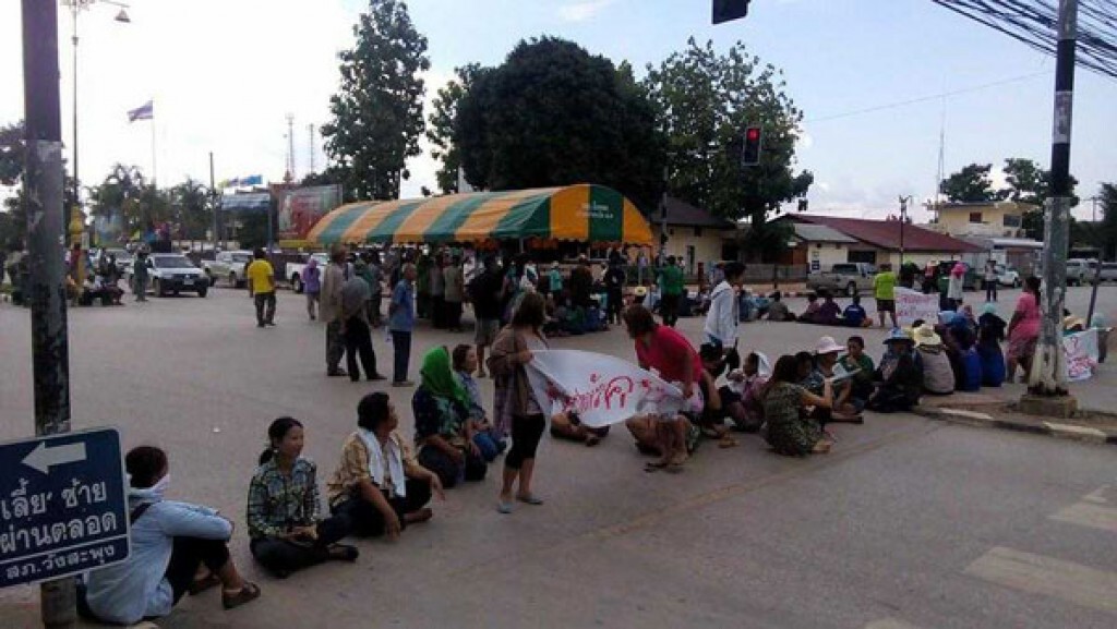 ชาวบ้านปิด 4 แยกวังสะพุง ไล่ ผกก.พ้นพื้นที่ ชาวบ้านปิด 4 แยกวังสะพุง ไล่ ผกก.พ้นพื้นที่