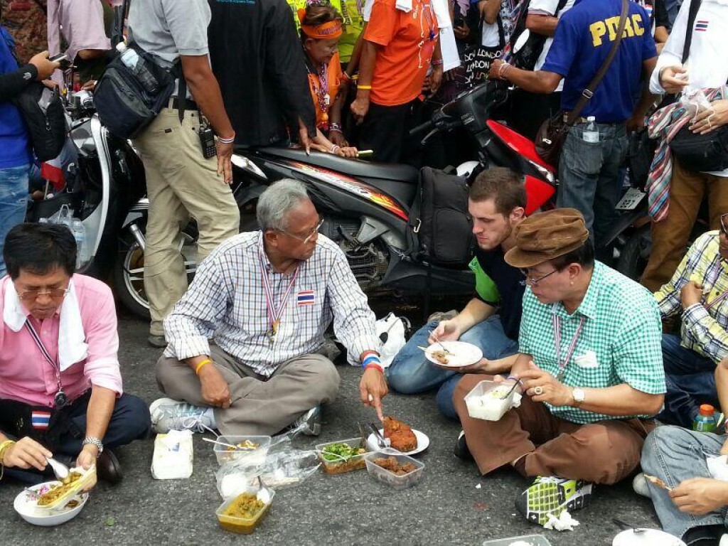 "สุเทพ" ชวนสื่อต่างชาตินั่งกินข้าวกลางวัน