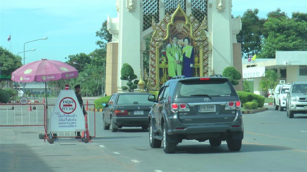 ทหาร ตั้งจุดตรวจ ถ.สายหลัก โคราช-กทม ทหาร ตั้งจุดตรวจ ถ.สายหลัก โคราช-กทม