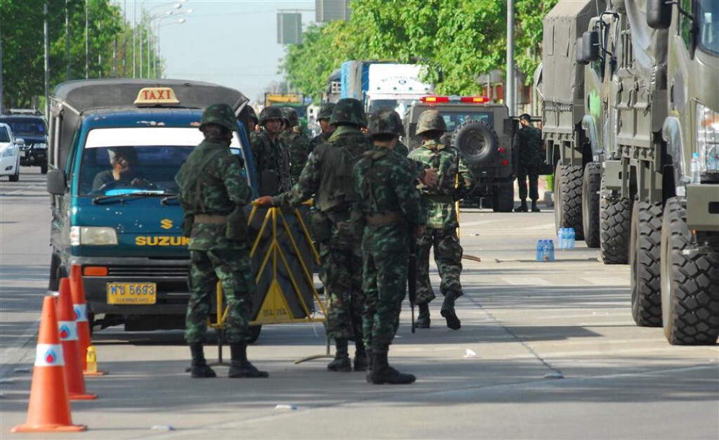 "ทหาร" คุมพื้นที่! ถนนอักษะพื้นที่ชุมนุมของนปช.!
