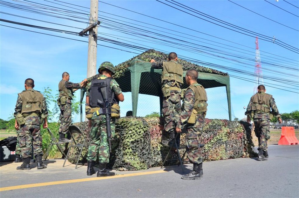 ทหาร ตั้งจุดตรวจ ถนนมอเตอร์เวย์ ก่อนเข้า กรุงเทพ ทหาร ตั้งจุดตรวจ ถนนมอเตอร์เวย์ ก่อนเข้า กรุงเทพ
