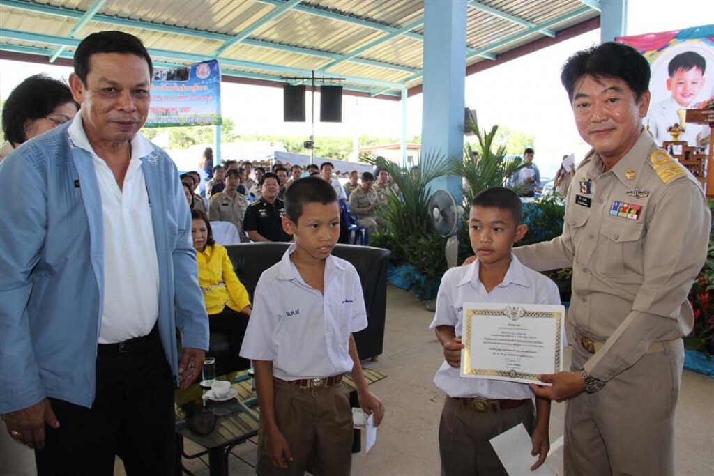 "ผู้ว่าระยอง" มอบเงินให้เด็กนักเรียนเก็บสร้อยทองคืนเจ้าของ
