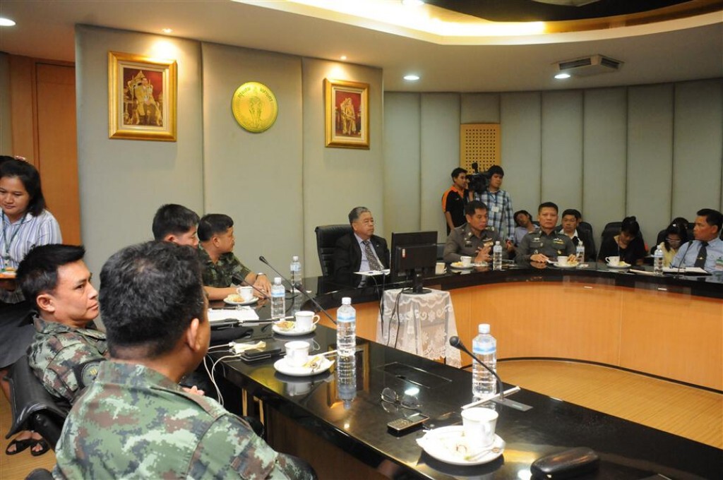 ประชุมขอคืนพื้นที่ผิวจราจร ให้กับนักเรียน ประชุมขอคืนพื้นที่ผิวจราจร ให้กับนักเรียน
