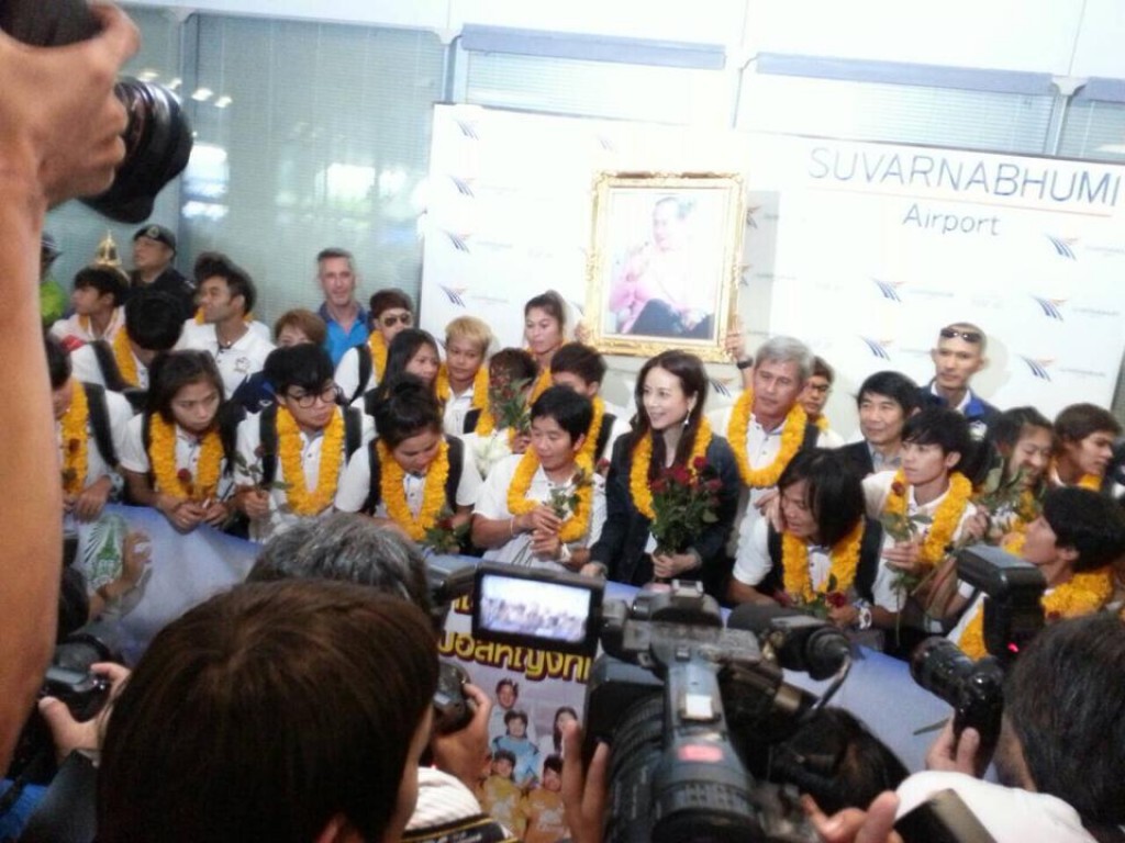 ทีมฟุตบอลหญิงไทย ถึงสนามบินสุวรรณภูมิแล้ว