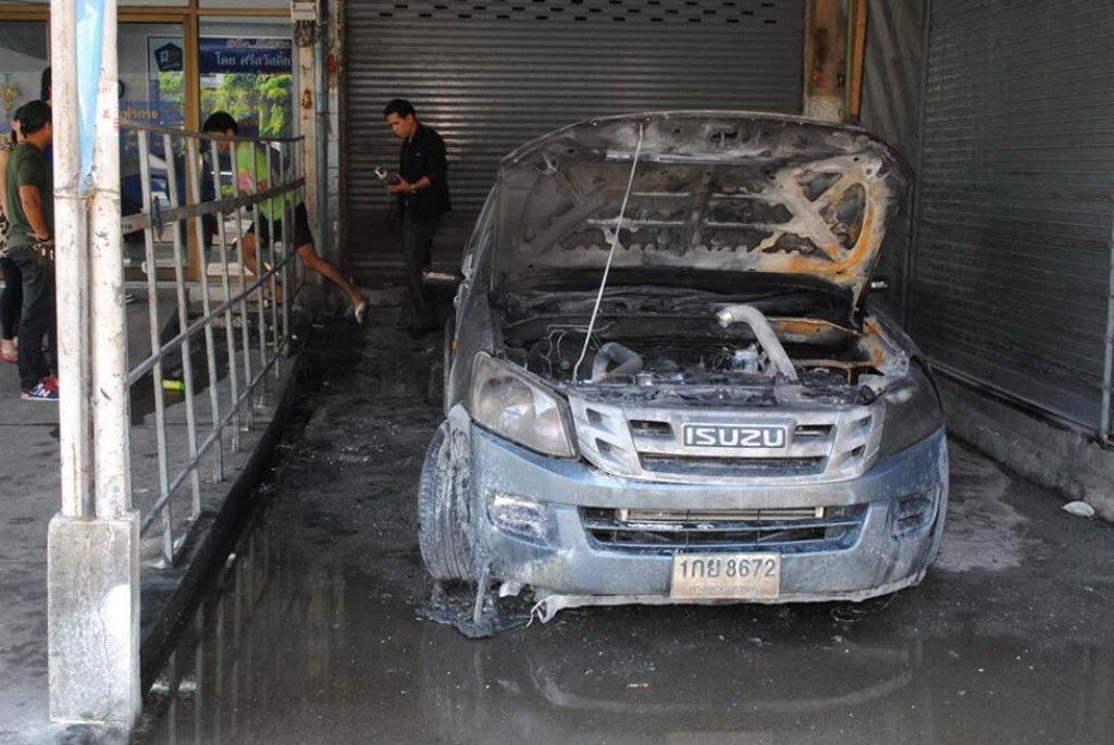 เผารถกระบะวอด ตร.เร่งตรวจกล้องวงจรปิด เผารถกระบะวอด ตร.เร่งตรวจกล้องวงจรปิด