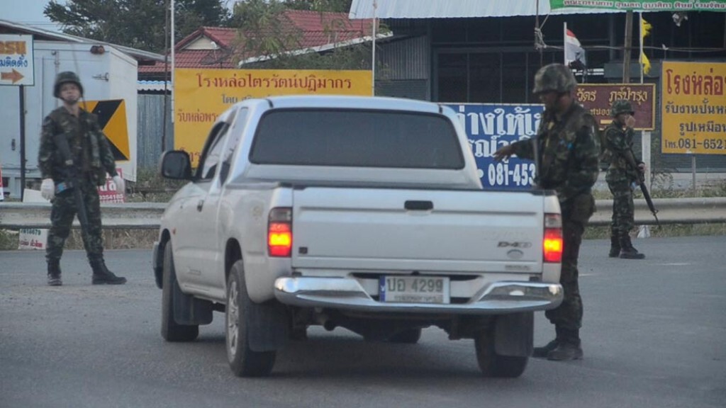 "ทหาร" ตรวจเข้ม 5 จุด ทางเข้า "ไทยคม" "ทหาร" ตรวจเข้ม 5 จุด ทางเข้า "ไทยคม"