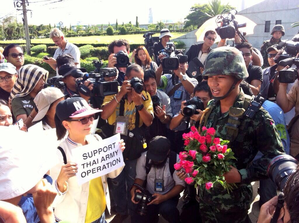กลุ่มประชาชน หอบดอกไม้ให้กำลังใจทหาร