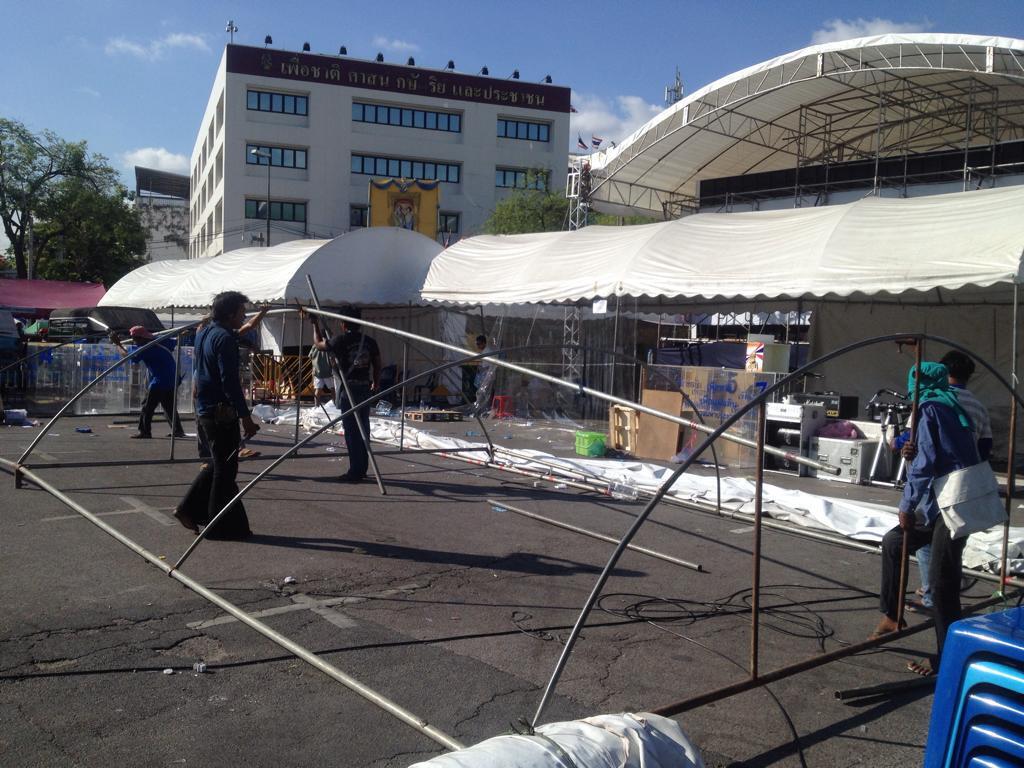 08.24 น.รื้อเวทีกปปส.หน้ายูเอ็น "อัญชลี-ถาวร" บอกวันนี้เสร็จ