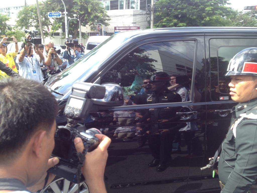 "นิวัฒน์ธำรง" เข้ามารายงานตัวที่หอประชุม ทบ.เทเวศร์