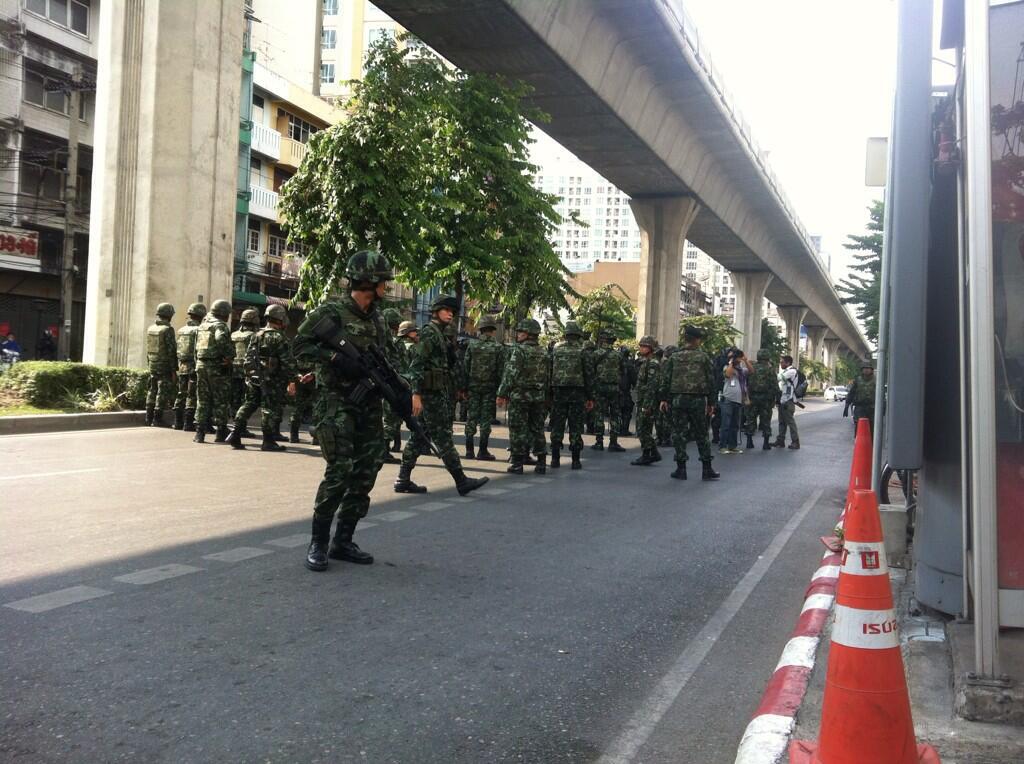 ทหารตั้งแนวเต็มถนนพหลฯขาเข้าตรงซ.14 สะกัดม็อบต้านยึดอำนาจ