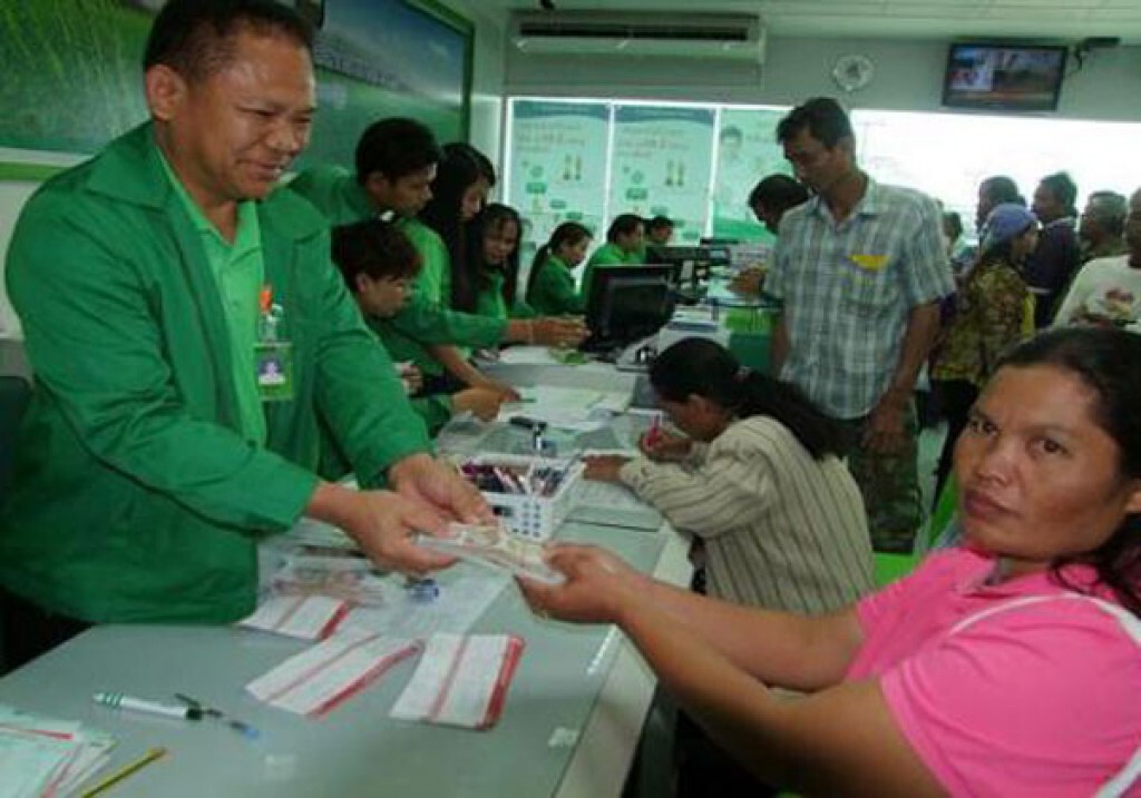 ธกส.พิจิตร จ่ายเงิน กว่า 2 พันล้าน ให้ชาวนา