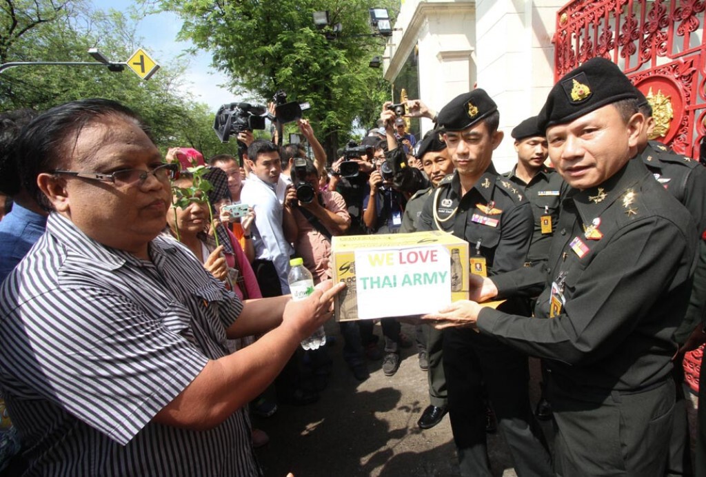 เก็บตก! "ชาวนา" เดินทางให้กำลังใจ "ทหาร" เก็บตก! "ชาวนา" เดินทางให้กำลังใจ "ทหาร"