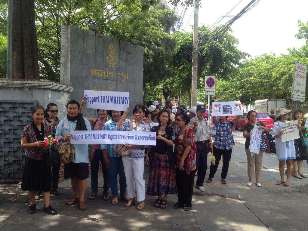 ประชาชน ให้กำลังใจทหารที่หอประชุมกองทัพบก
