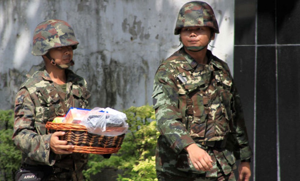 "มทภ.1" สั่งทหารตรวจสอบสิ่งของที่ ปชช. นำมามอบให้ "มทภ.1" สั่งทหารตรวจสอบสิ่งของที่ ปชช. นำมามอบให้