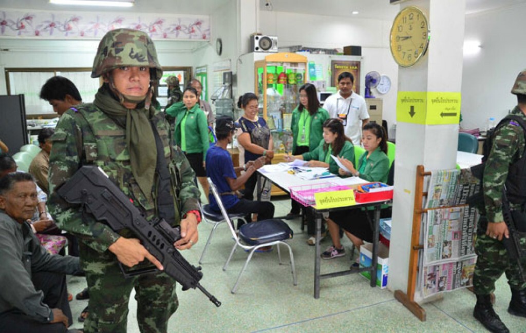 ชาวนาปทุมฯ แห่รับเงินจำนำข้าว 94 รายใช้หนี้ ชาวนาปทุมฯ แห่รับเงินจำนำข้าว 94 รายใช้หนี้