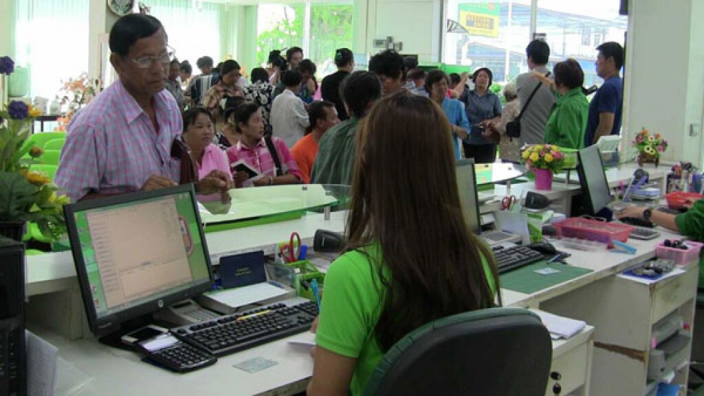 ชาวนาอ่างทอง รอรับเงินจำนำข้าวแต่เช้าตรู่