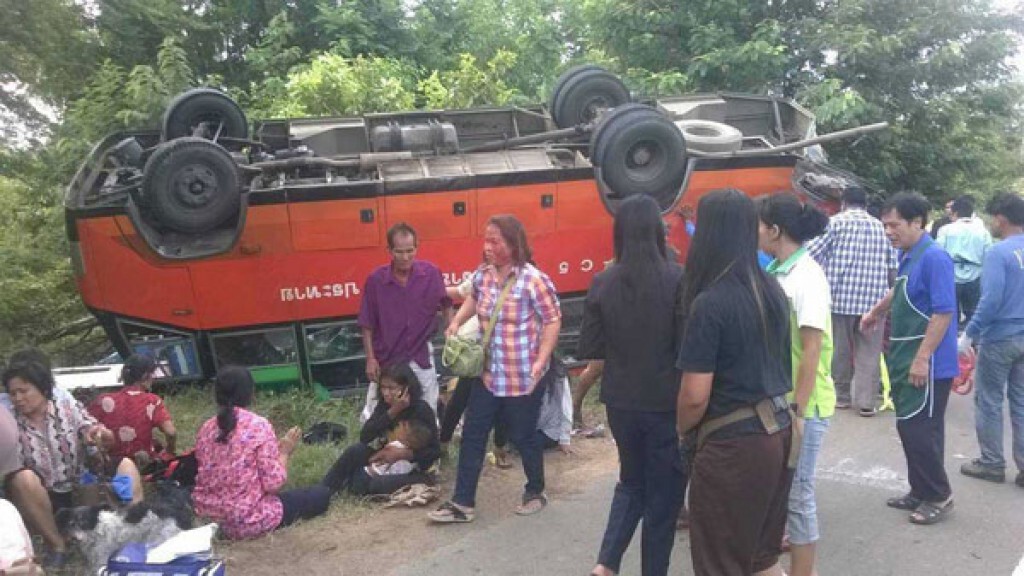 รถพ่วงพุ่งชนท้ายรถโดยสาร บาดเจ็บอื้อ รถพ่วงพุ่งชนท้ายรถโดยสาร บาดเจ็บอื้อ