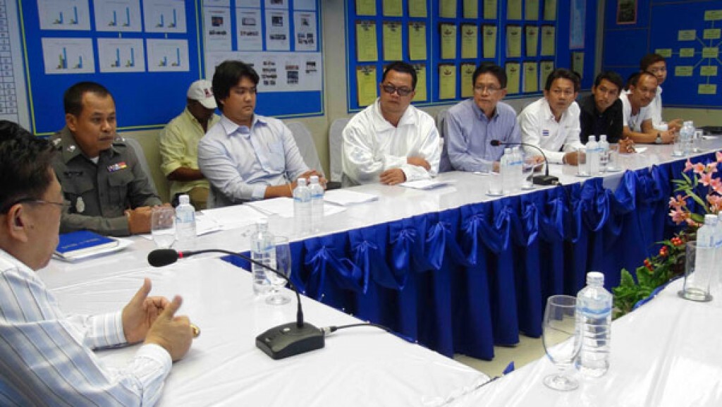 5 แกนนำ กปปส.สงขลา เข้ามอบตัว คดีขวางเลือกตั้ง 5 แกนนำ กปปส.สงขลา เข้ามอบตัว คดีขวางเลือกตั้ง