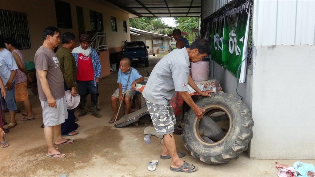 ชายวัย  50 ซ่อมยางรถไถ เกิดระเบิด! อาการสาหัส