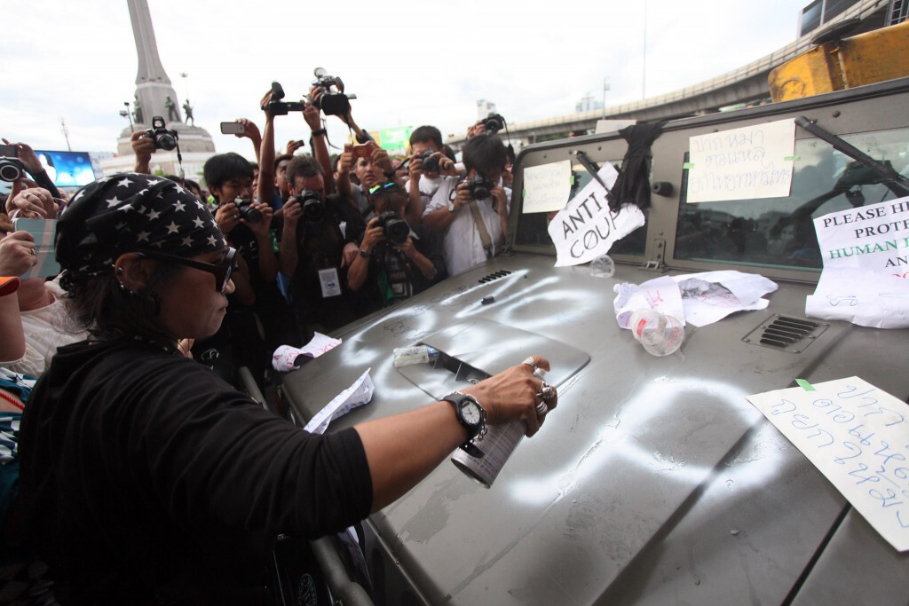 กลุ่มต้านรัฐประหาร พ่นรถทหาร