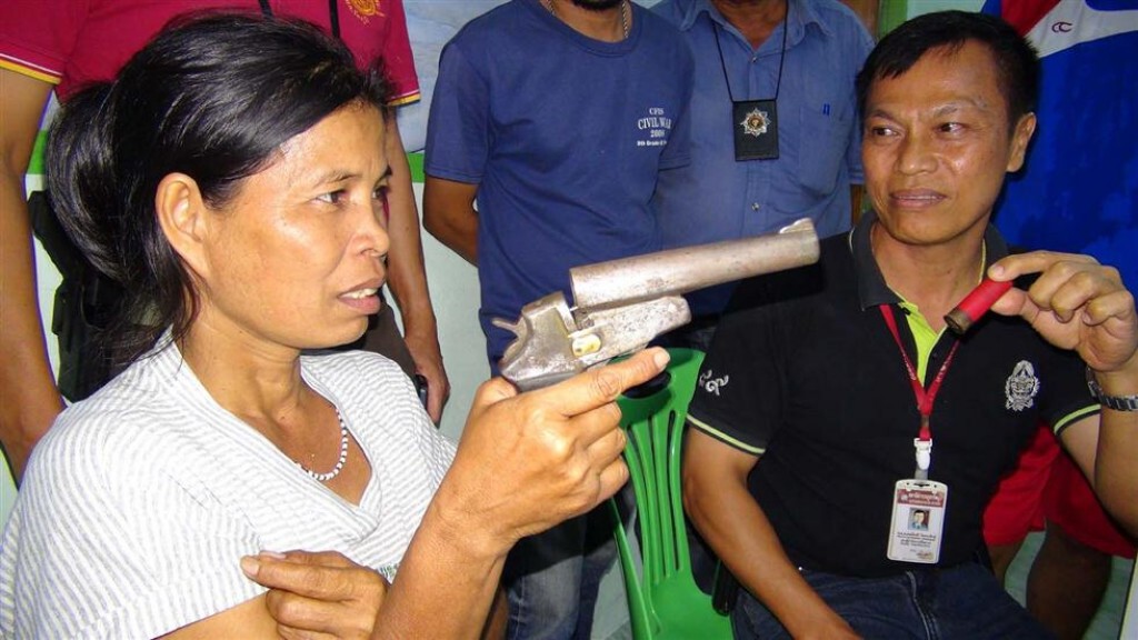สาวใหญ่พกปืนขึ้นโรงพักให้ตำรวจจับ เหตุเบื่อสามี!