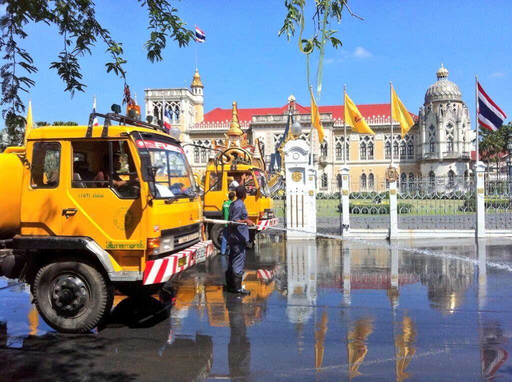 09.45 น.ระดมทำความสะอาดครั้งใหญ่ทำเนียบฯ