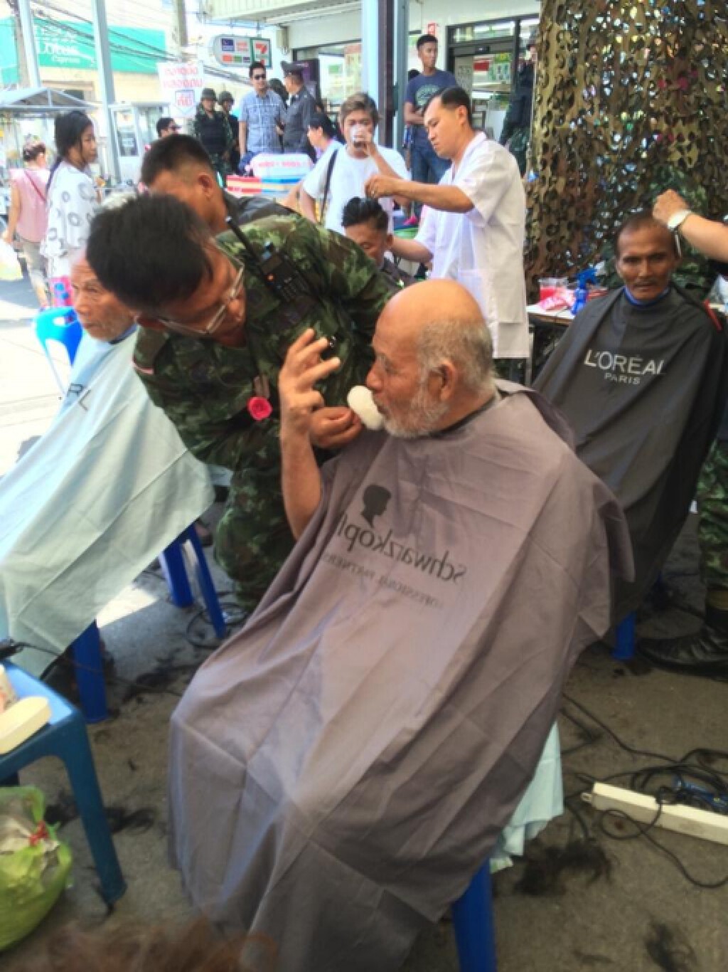 ทหารตัดผมให้ปชช.ในโครงการสร้างความปรองดองที่ปทุมฯ