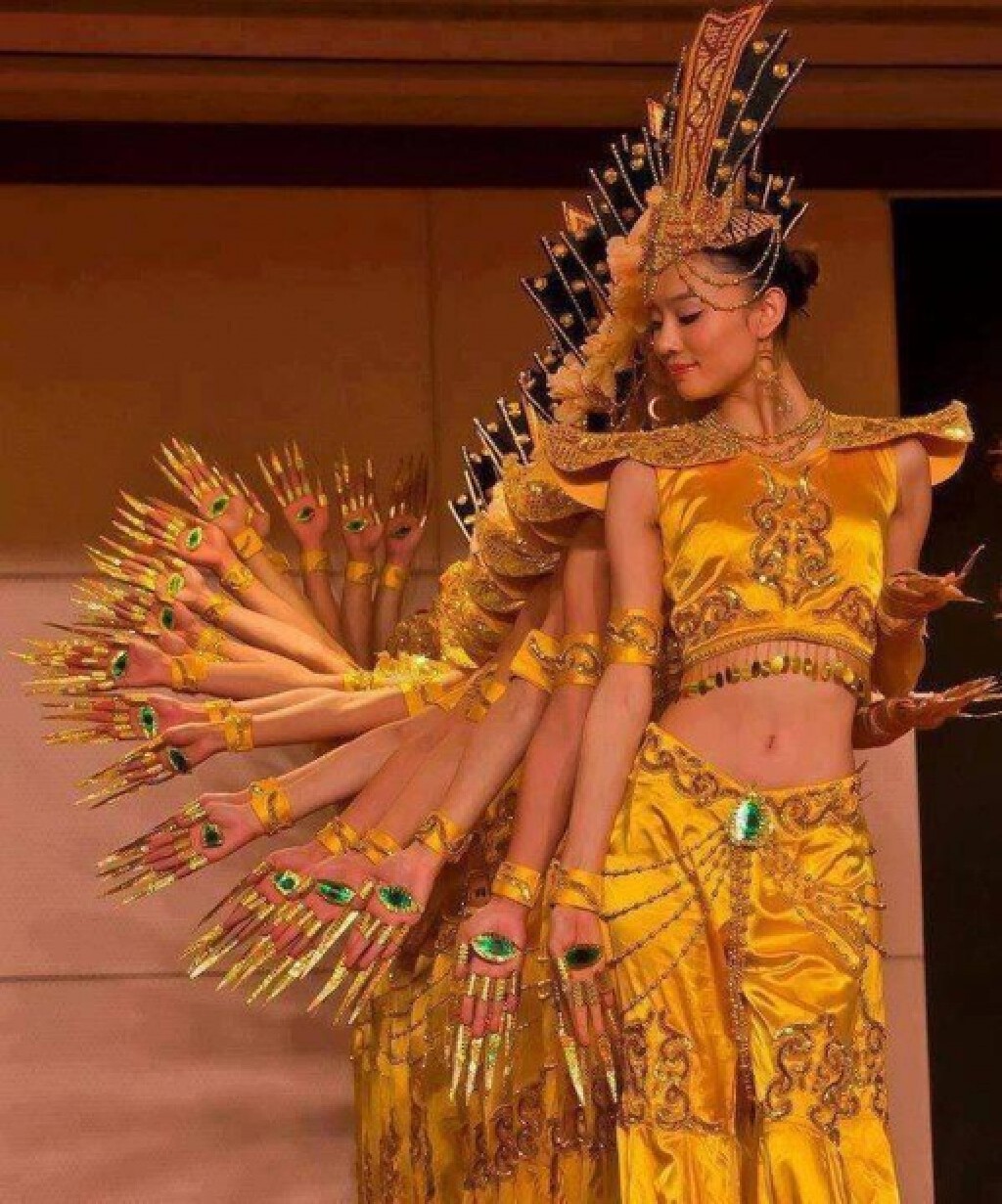 "กวนอิมพันมือ" ระบำสุดอลังการและงดงาม