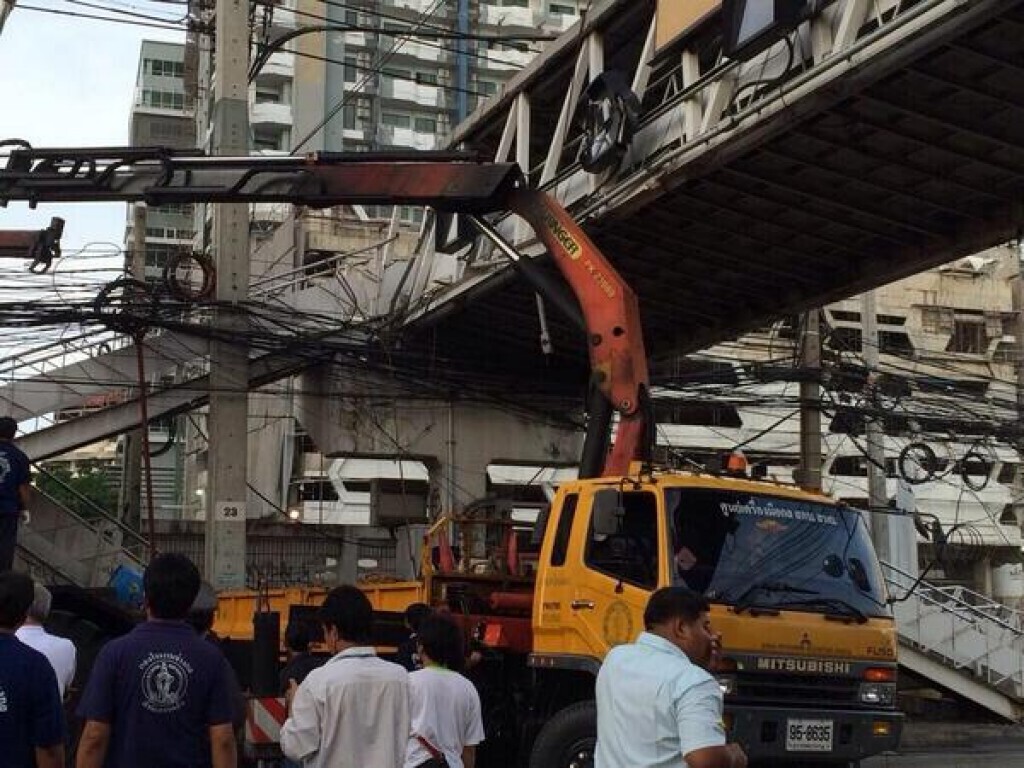รถดั๊มบรรทุกทรายชนสะพานลอยหวิดร่วง-ปิดถนนหลายชั่วโมงรถติดหนัก