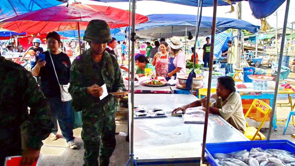 ทหารเดินรณรงค์แจกแผ่นพับลดใช้พลังงาน ทหารเดินรณรงค์แจกแผ่นพับลดใช้พลังงาน