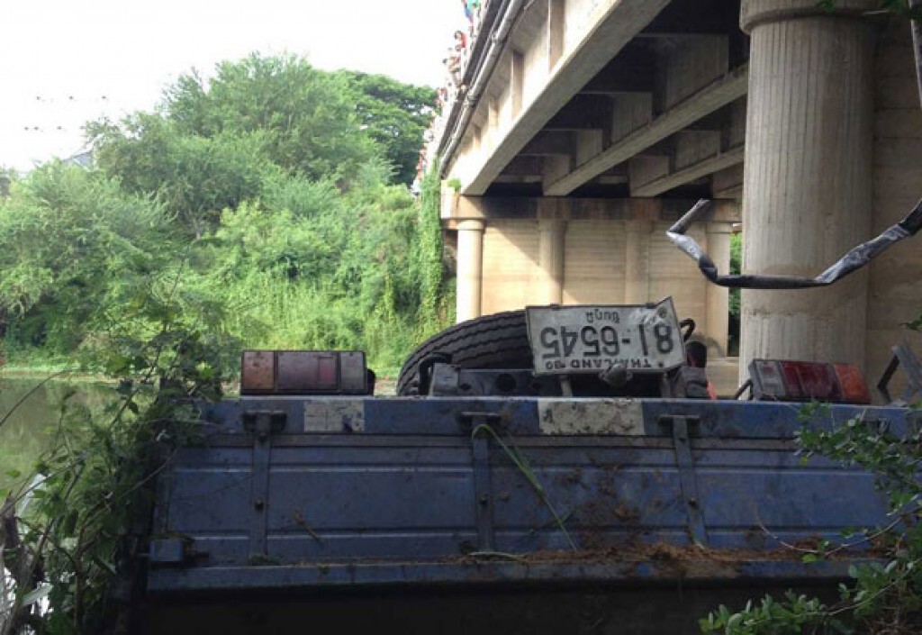 รถบรรทุกหลับใน ชนราวสะพานตกแม่น้ำกุยบุรี ดับ 2