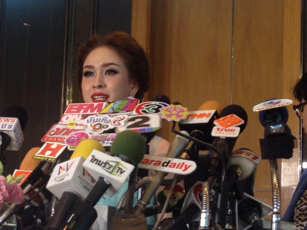 "ฝ้าย เวฬุรีย์" ร่ำไห้สละตำแหน่งมิสยูนิเวิร์สไทยแลนด์