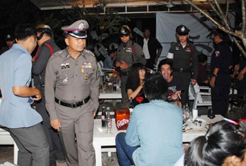 ตร.ทหาร ตรวจค้นสถานบริการ ย่านทองหล่อ
