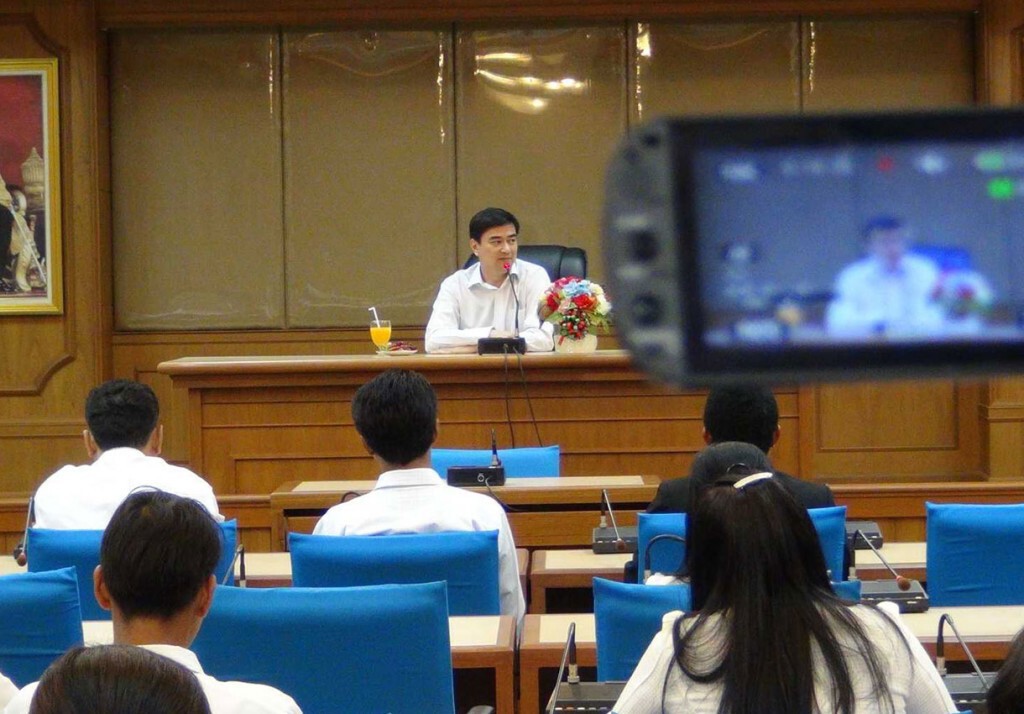 "อภิสิทธิ์" บรรยายพิเศษ ปิดปากพูดการเมือง