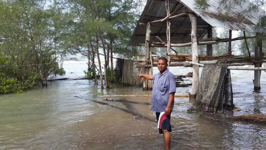 ชาวบ้านท้ายเหมือง ตื่นน้ำทะเลหนุนสูงสุด ในรอบยี่สิบปี ชาวบ้านท้ายเหมือง ตื่นน้ำทะเลหนุนสูงสุด ในรอบยี่สิบปี
