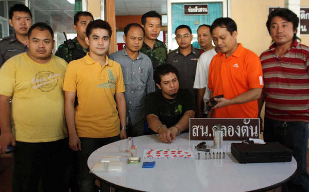 ตร.คลองตัน-ทหาร ตรวจค้นจับ "เลาะเตี๋ยว" ตร.คลองตัน-ทหาร ตรวจค้นจับ "เลาะเตี๋ยว"
