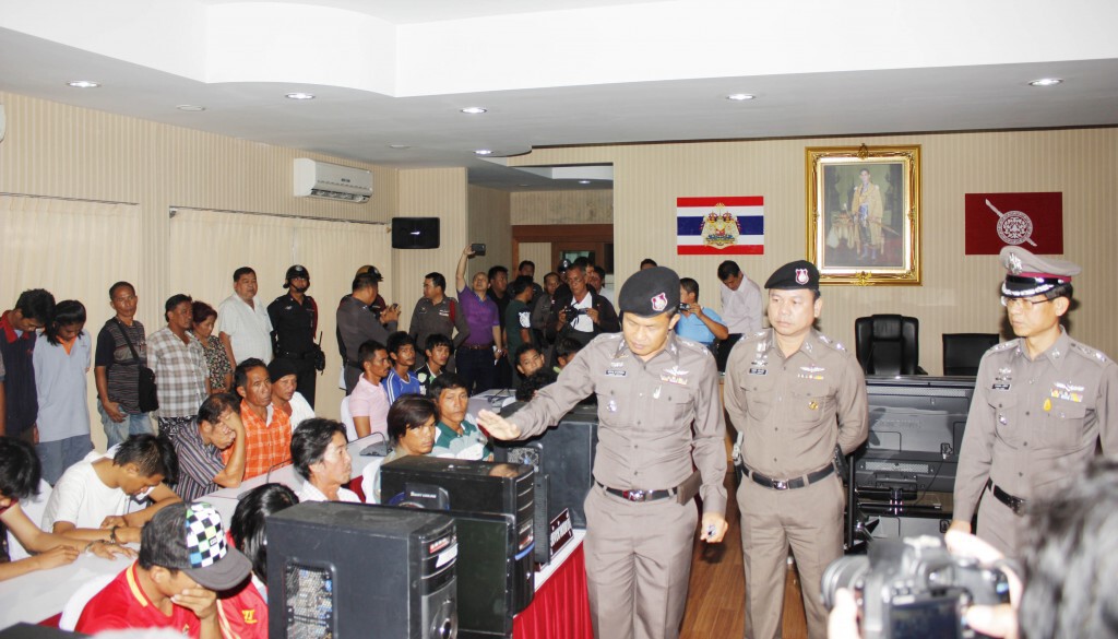 ชลบุรี รวบนักพนันบอล 141 คน ชลบุรี รวบนักพนันบอล 141 คน