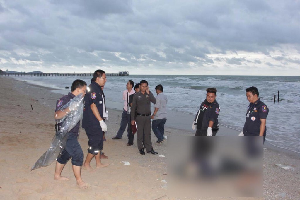 ศพ "ชายปริศนา" ถูกคลื่นซัดเกยหาดแม่รำพึง ศพ "ชายปริศนา" ถูกคลื่นซัดเกยหาดแม่รำพึง