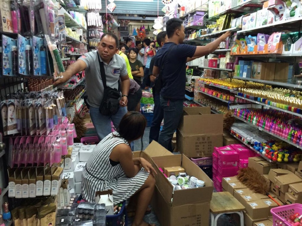 ลุยจับ! สินค้านำเข้าผิดกฎหมาย ลุยจับ! สินค้านำเข้าผิดกฎหมาย