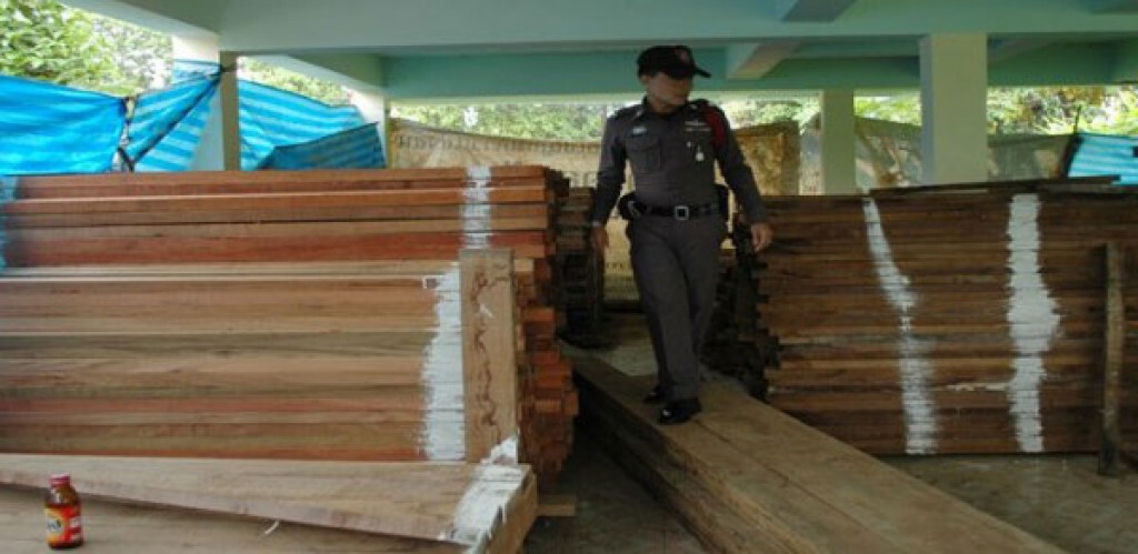 บุกตรวจโรงงาน พบไม้เถื่อนเพียบ บุกตรวจโรงงาน พบไม้เถื่อนเพียบ