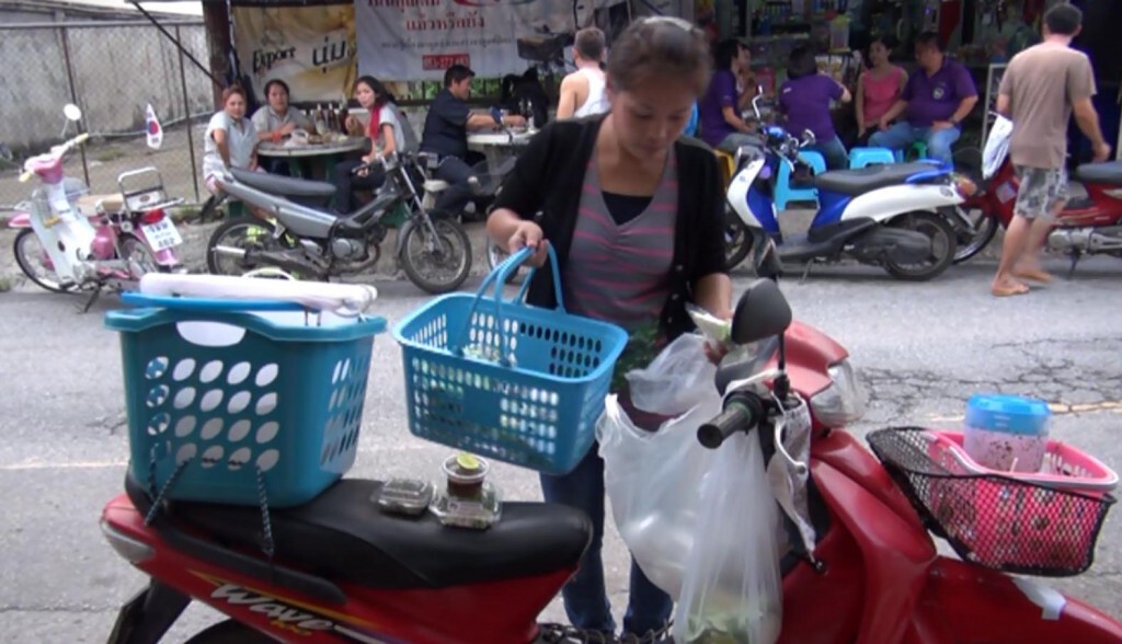 แม่ค้าขายกุ้งเต้นหัวใส เสิร์ฟกุ้งเต้นสดแซ๊บเว่อร์ถึงที่ แม่ค้าขายกุ้งเต้นหัวใส เสิร์ฟกุ้งเต้นสดแซ๊บเว่อร์ถึงที่