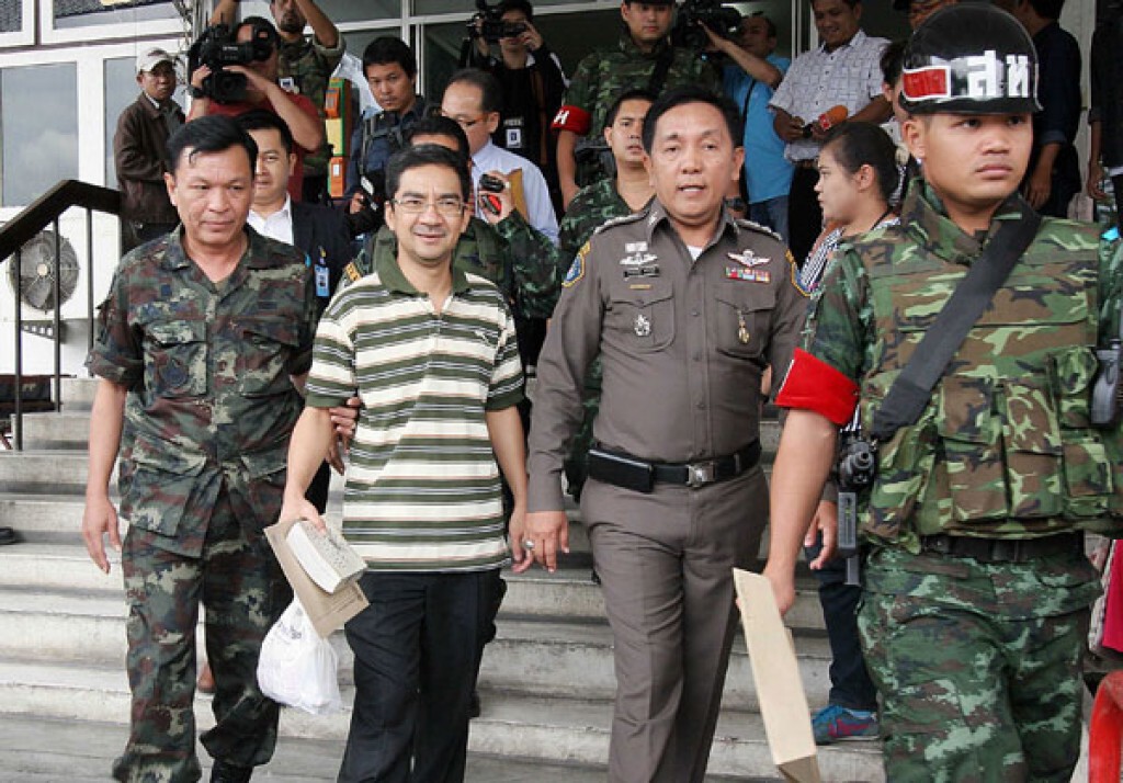 ตำรวจกองปราบ-คุมตัว "วรเจตน์" ส่งศาลทหาร ตำรวจกองปราบ-คุมตัว "วรเจตน์" ส่งศาลทหาร