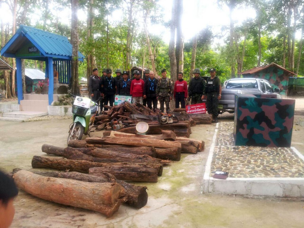 ยึดไม้พะยูงกลางป่ายางพารา ได้ผู้ต้องหาอีก 2 ราย ยึดไม้พะยูงกลางป่ายางพารา ได้ผู้ต้องหาอีก 2 ราย