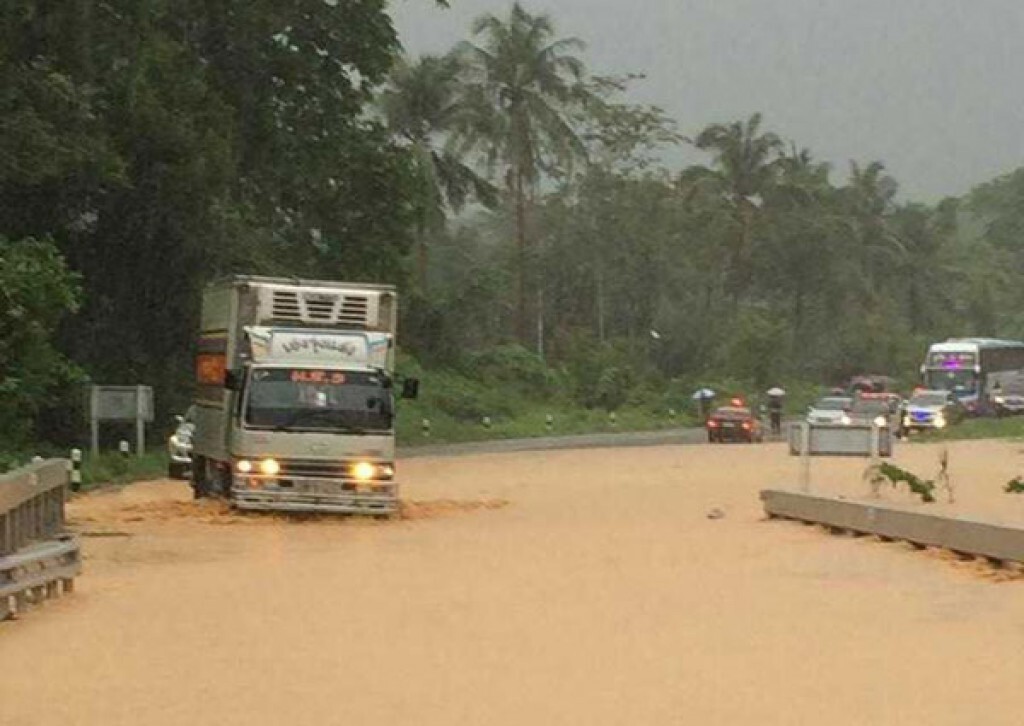 น้ำป่าหลากท่วมถนนระนอง-ชุมพร น้ำป่าหลากท่วมถนนระนอง-ชุมพร