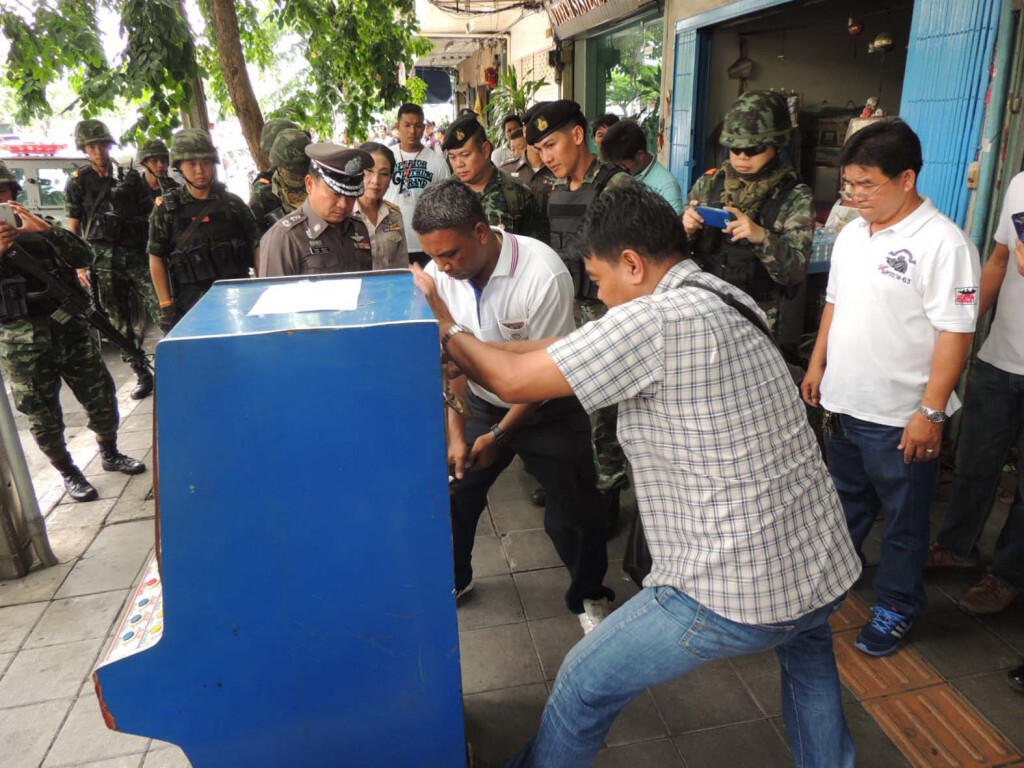 ทหารตำรวจสนธิกำลังบุกอาคารร้าง พบตู้พนันอิเล็กทรอนิกส์