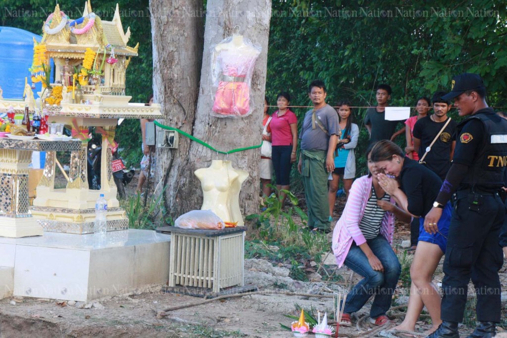 โจรขโมยชุดไทย "นางไม้" ซึ่งเป็นที่เคารพของชาวบ้าน โจรขโมยชุดไทย "นางไม้" ซึ่งเป็นที่เคารพของชาวบ้าน
