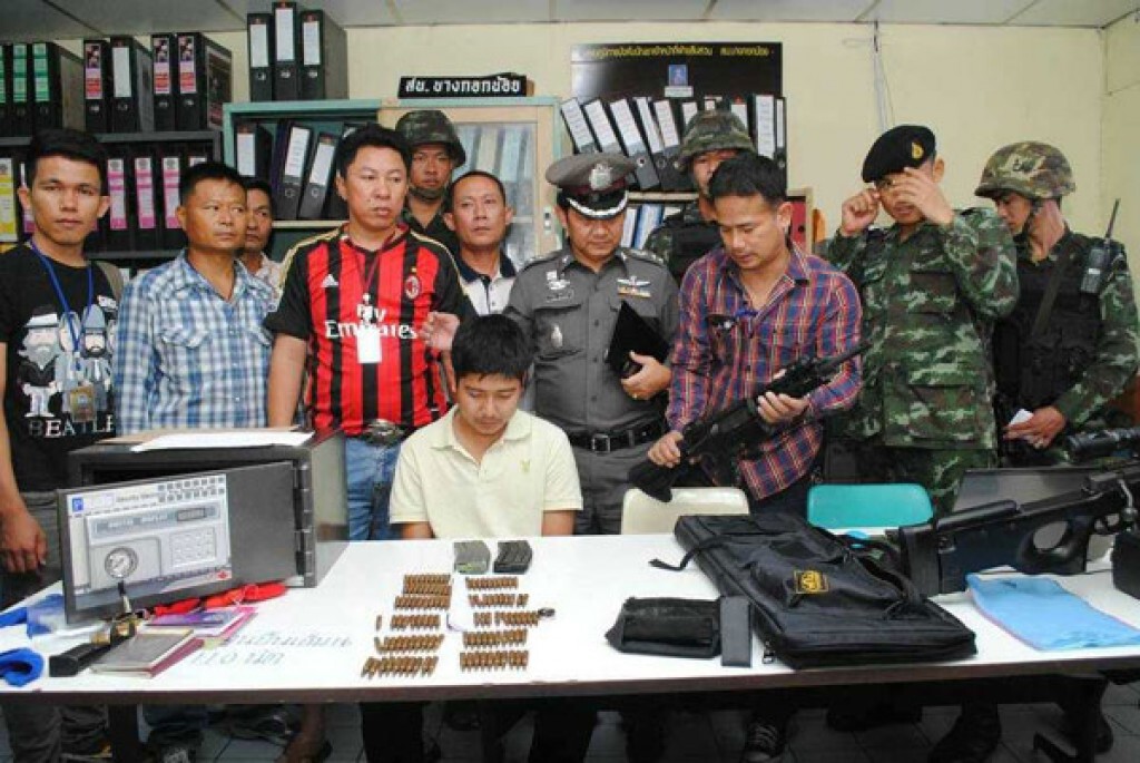 รอง ผบ.ตร. แถลงรวบหนุ่มส่งเอกสาร ซุกเอ็ม 16 ในบ้านพัก รอง ผบ.ตร. แถลงรวบหนุ่มส่งเอกสาร ซุกเอ็ม 16 ในบ้านพัก