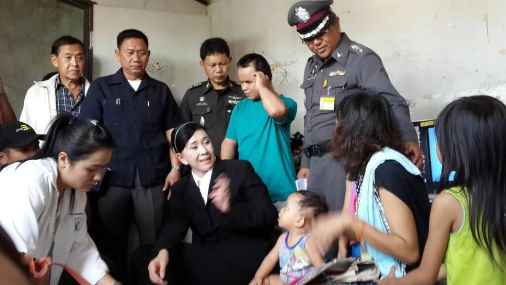 ร้อง "ปวีณา" หลังทนเห็นแม่สติไม่ดีจะจับลูกโยนลงอาคาร ร้อง "ปวีณา" หลังทนเห็นแม่สติไม่ดีจะจับลูกโยนลงอาคาร