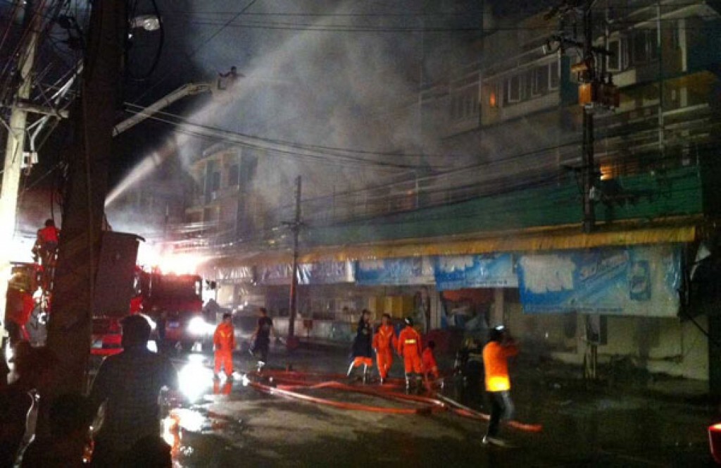 ไฟไหม้ห้างดังกลางเมืองอุดร เสียหายกว่า 100 ล้าน